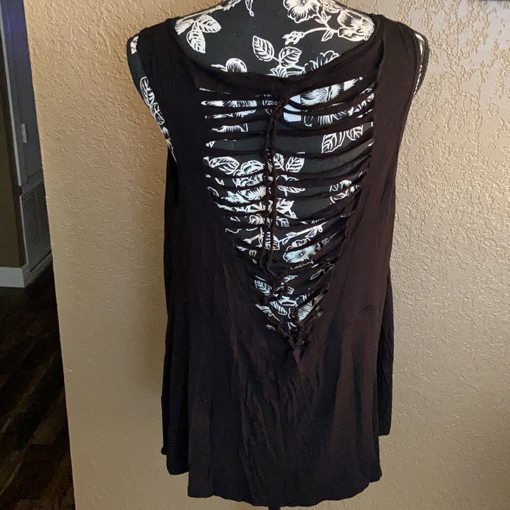 Skull tank with cutout back - Picture 4 of 7